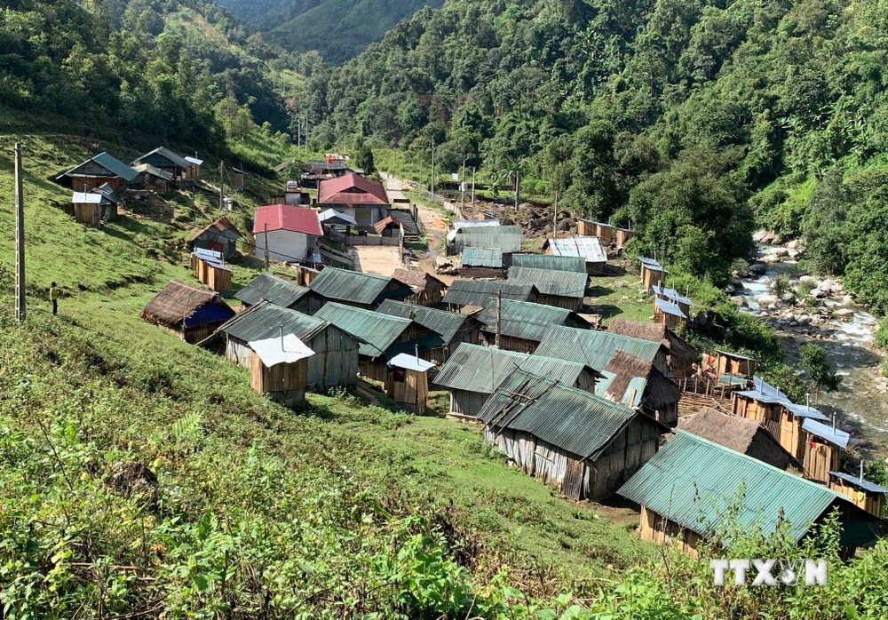  Được Nhà nước làm nhà kiến cố, người dân La Hủ của xã Pa Ủ, huyện Mường Tè (Lai Châu) đã rời xa rừng sâu để tập trung. Ảnh: Việt Hoàng - TTXVN