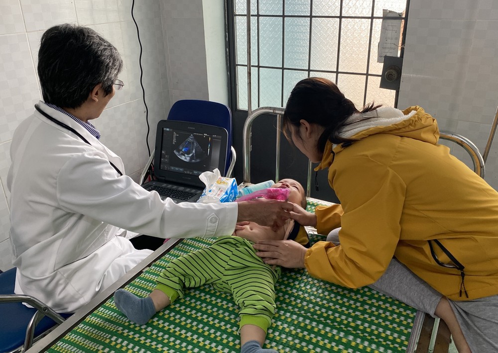 Khám tầm soát bệnh tim bẩm sinh miễn phí cho trẻ em miền núi Phú Yên