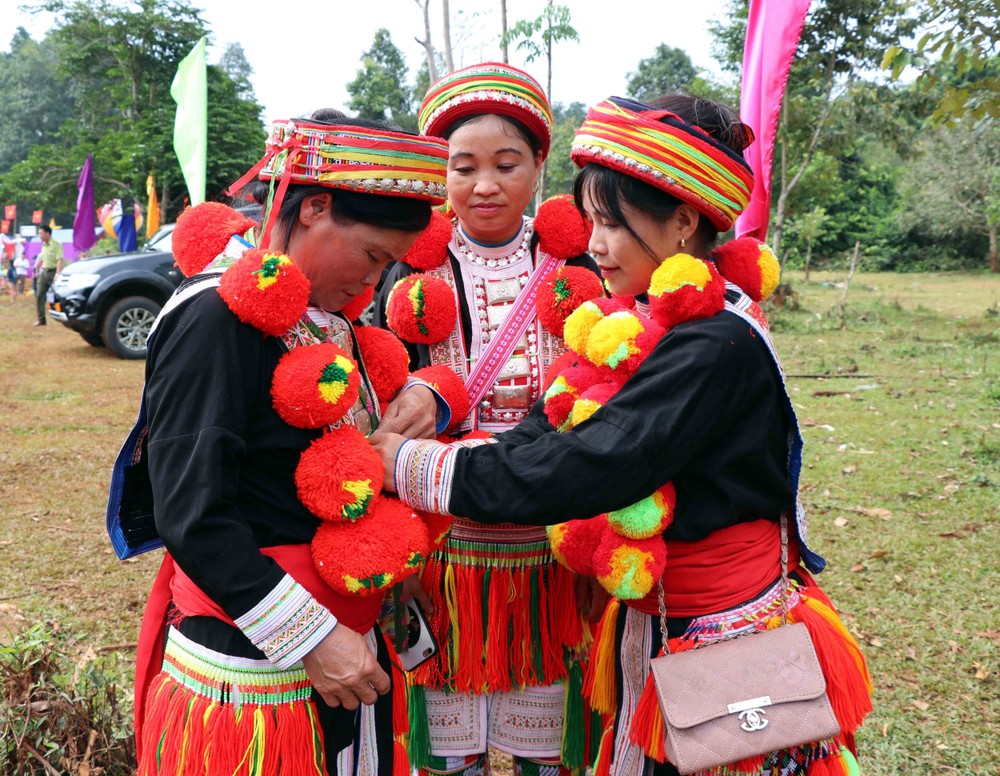 Trang phục của người Dao Đỏ tỉnh Tuyên Quang. Ảnh: Quang Đán - TTXVN