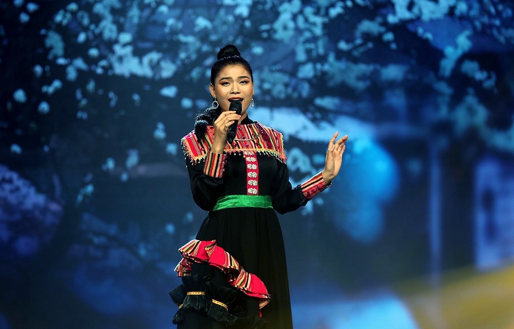 Nữ ca sĩ Hà Thơm trong một lần biểu diễn. Ảnh: TTXVN phát