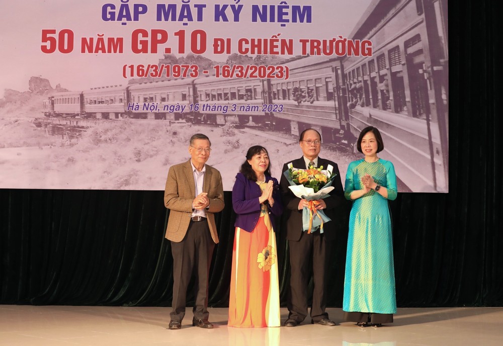GP10 - “Thế hệ vàng” TTXVN kỷ niệm 50 năm “xẻ dọc Trường Sơn đi cứu nước”