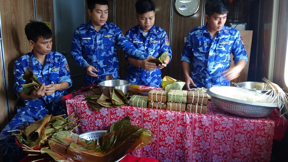 Cán bộ, chiến sĩ Tàu CSB 4035, Bộ Tư lệnh Vùng Cảnh sát biển 4 tổ chức gói bánh chưng trên biển.Ảnh: TTXVN phát