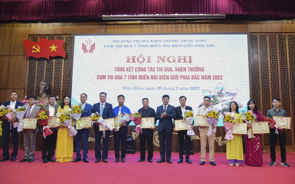 Chủ tịch UBND tỉnh Điện Biên Lê Thành Đô, Trưởng Cụm thi đua 7 tỉnh miền núi biên giới phía Bắc, trao tặng Bằng khen cho các tập thể, cá nhân có thành tích xuất sắc trong các phong trào thi đua của cụm thi đua 7 tỉnh miền núi biên giới phía Bắc năm 2022. 