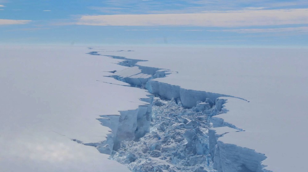 Vết nứt tại thềm băng Larsen C ở Nam Cực. Ảnh: AFP/ TTXVN