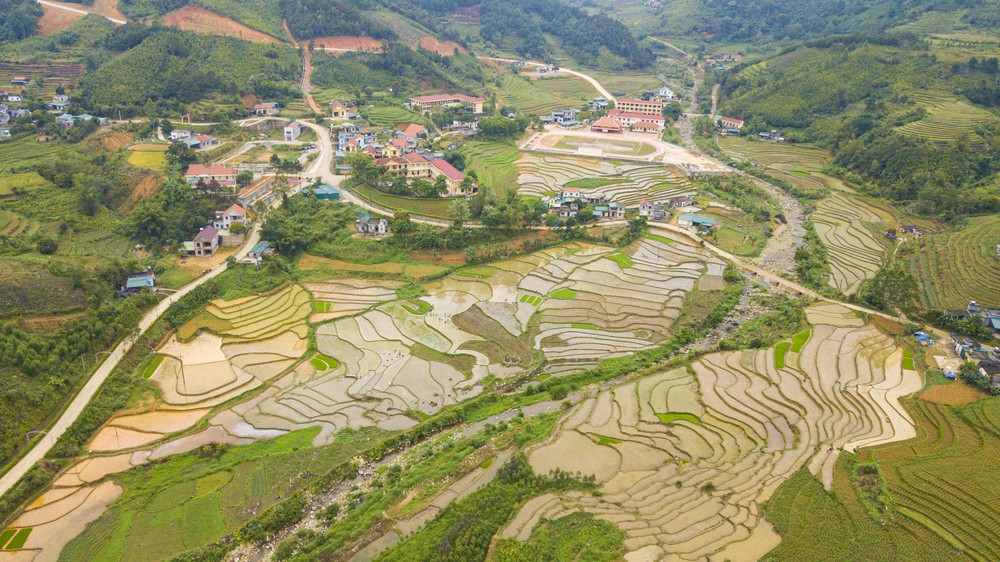 Nhờ trồng lúa trên các sườn đồi xung quanh xã, người dân nơi đây đã tạo ra một hệ thống ruộng bậc thang cực kỳ đẹp mắt. Ảnh: Minh Đức