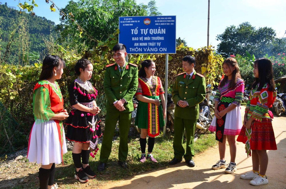 Lực lương công an huyện Hàm Yên trò chuyện với các bạn trẻ người Mông tại thôn Cao Đường, xã Yên Thuận. Ảnh: TTXVN phát