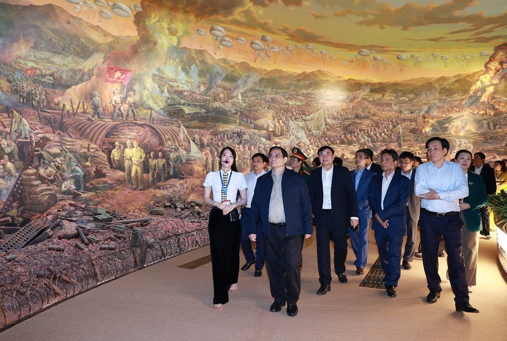 Thủ tướng Phạm Minh Chính thăm quan Bảo tàng Chiến thắng Điện Biên Phủ. Ảnh: Dương Giang-TTXVN