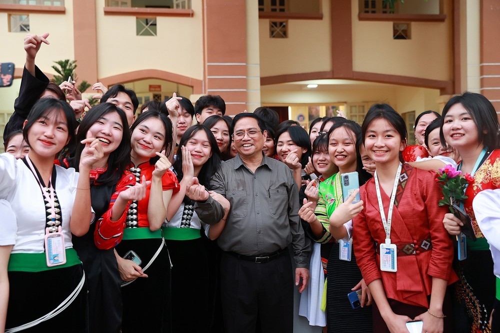 Thủ tướng Phạm Minh Chính với học sinh Trường Phổ thông Dân tộc Nội trú tỉnh Điện Biên. Ảnh: Dương Giang-TTXVN
