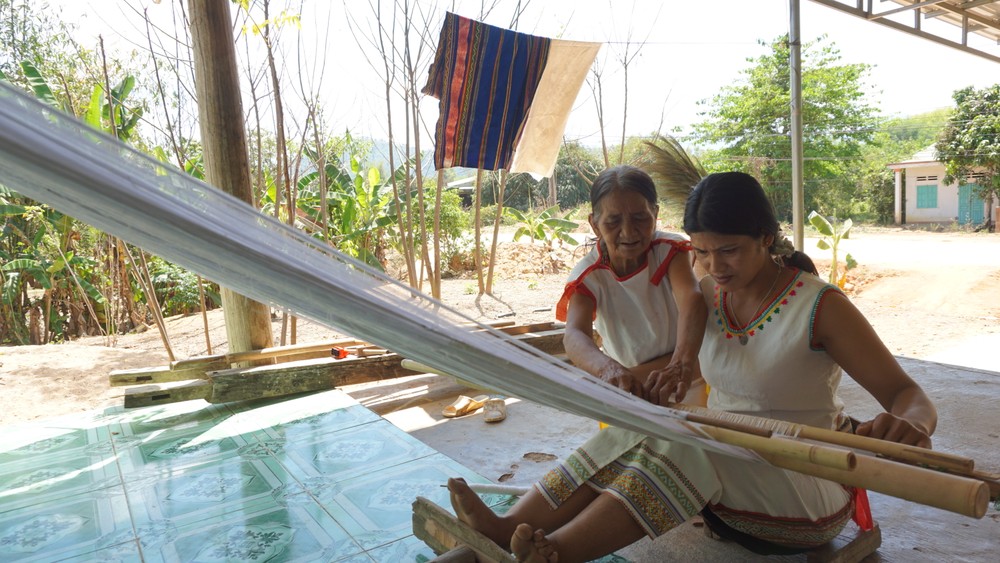 Ngoài điện lưới quốc gia, người Rơ Măm ở làng Le còn có điện năng lượng mặt trời để phục vụ sản xuất và sinh hoạt. Ảnh: Khoa Chương