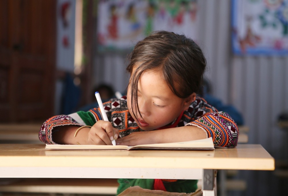 Học sinh Trường liên cấp Tiểu học và Trung học cơ sở Tung Qua Lìn, huyện Phong Thổ (Lai Châu) trong giờ nghe, viết môn tiếng Việt. Ảnh: Quý Trung