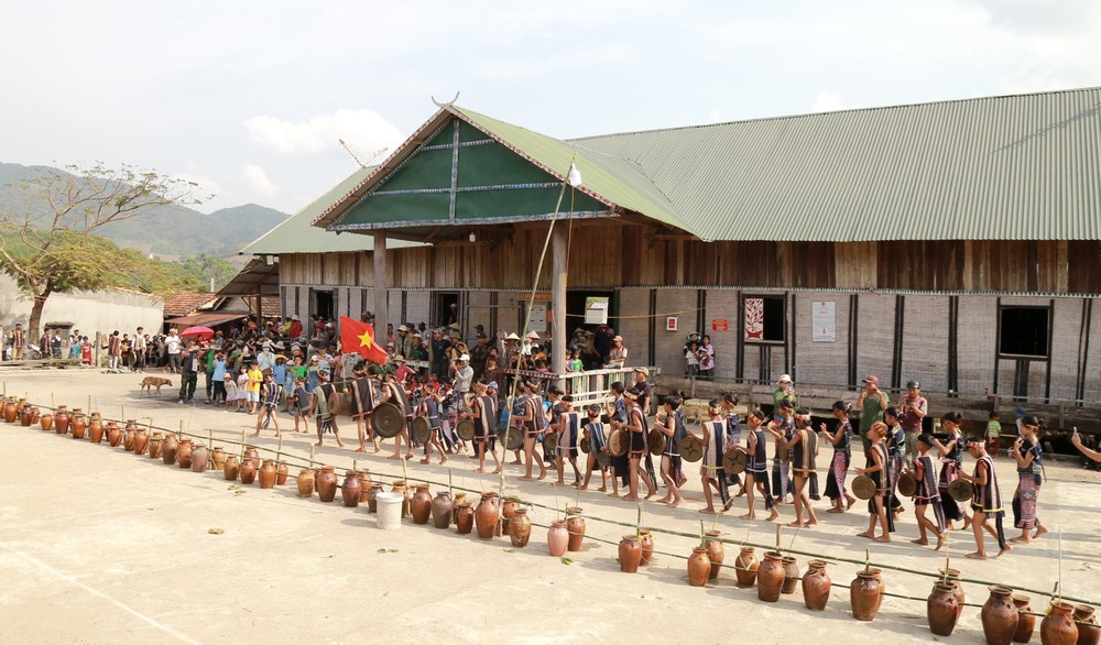 Người Bahnar rộn ràng tổ chức lễ cúng sân tại làng Prăng, xã Đăk Tơ Pang, huyện Kông Chro (Gia Lai). Ảnh: Quang Thái