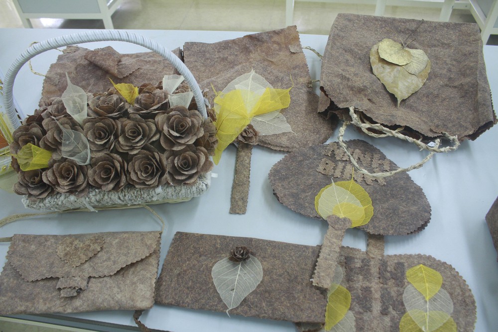 Các sản phẩm làm từ thân chuối và lá bồ đề của nhóm 5 học sinh trường THPT Lương Văn Tụy. Ảnh: Hải Yến-TTXVN