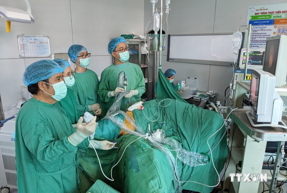 Các bác sĩ Bệnh viện Chợ Rẫy thực hiện phẫu thuật nội soi cho bệnh nhân. Ảnh: TTXVN phát