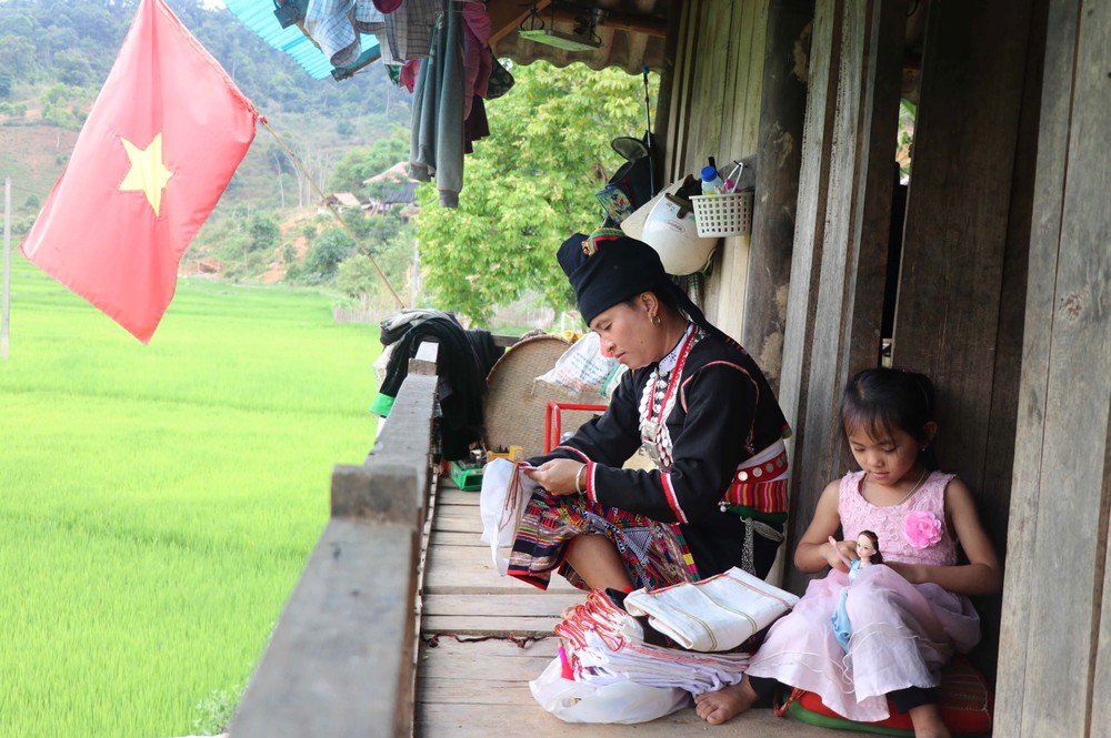 Tại bản Kéo, nghề dệt vải thổ cẩm và thêu thùa, may vá trang phục truyền thống vẫn được người dân gìn giữ trong cuộc sống hàng ngày. Ảnh: Xuân Tiến – TTXVN