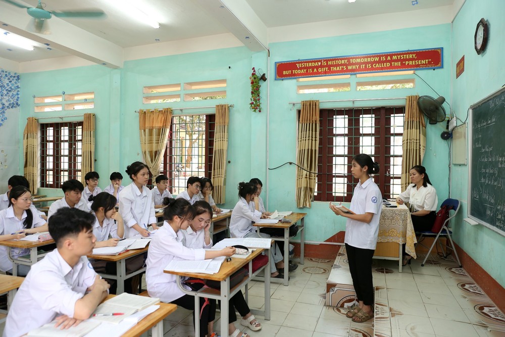 Học sinh lớp 12 Trường THPT số 1 huyện Văn Bàn khẩn trương ôn tập thi tốt nghiệp. Ảnh: Quốc Khánh - TTXVN