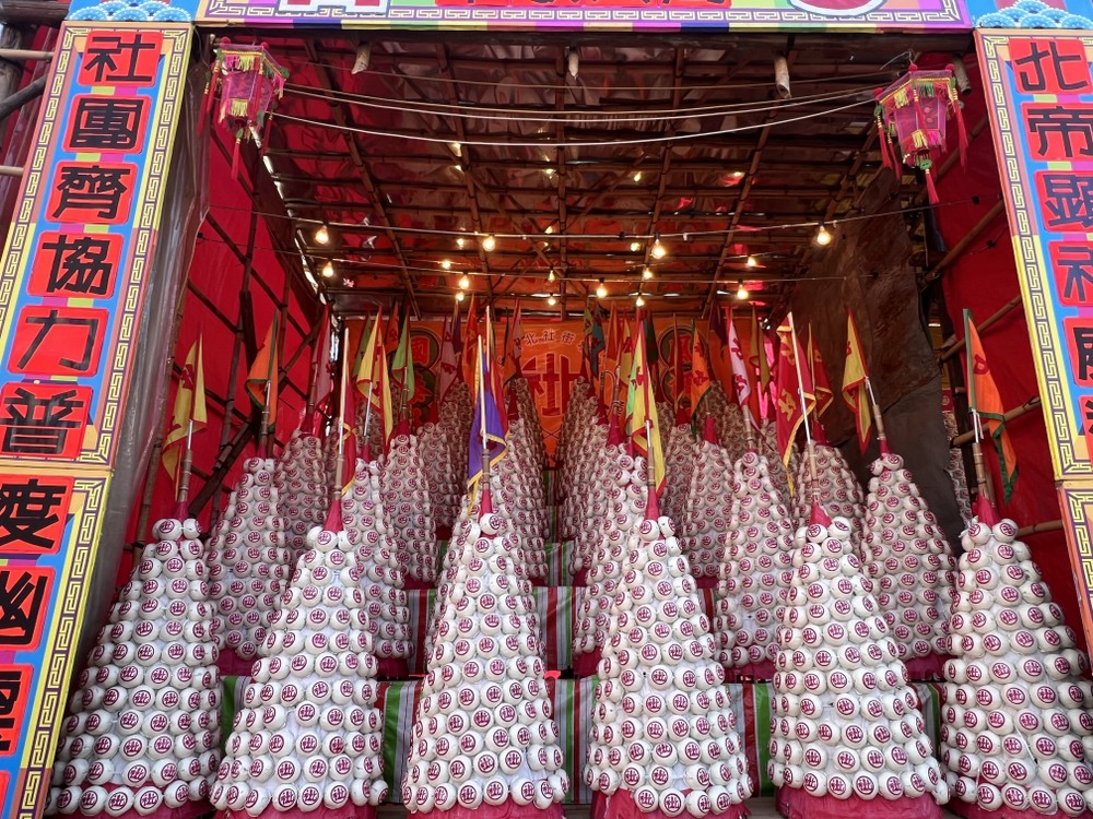 Núi bánh bao in tên "Bình an" được trưng bày tại lễ hội. Ảnh: Mạc Luyện pv TTXVN tại Hong Kong