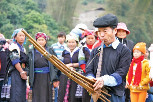 Nghệ thuật khèn của người Mông. Ảnh: Đức Tưởng-TTXVN
