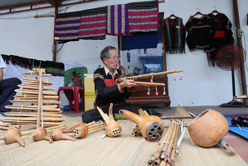 Những nét văn hóa truyền thống đặc trưng, độc đáo của các dân tộc thiểu số Tây Nguyên thông qua biểu diễn nghệ thuật. Ảnh Đặng Tuấn –TTXVN