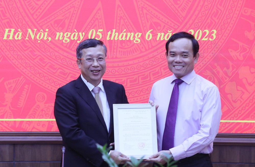 Phó Thủ tướng Trần Lưu Quang trao quyết định bổ nhiệm Thứ trưởng Bộ Nông nghiệp và Phát triển nông thôn cho ông Hoàng Trung. Ảnh: Lâm Khánh – TTXVN