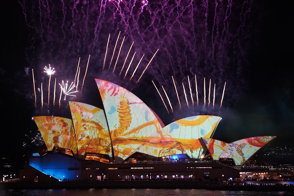 Màn pháo hoa tại Nhà hát Opera Sydney khởi đầu lễ hội ánh sáng Vivid Sydney 2023. Ảnh: Lê Đạt - PV TTXVN tại Sydney