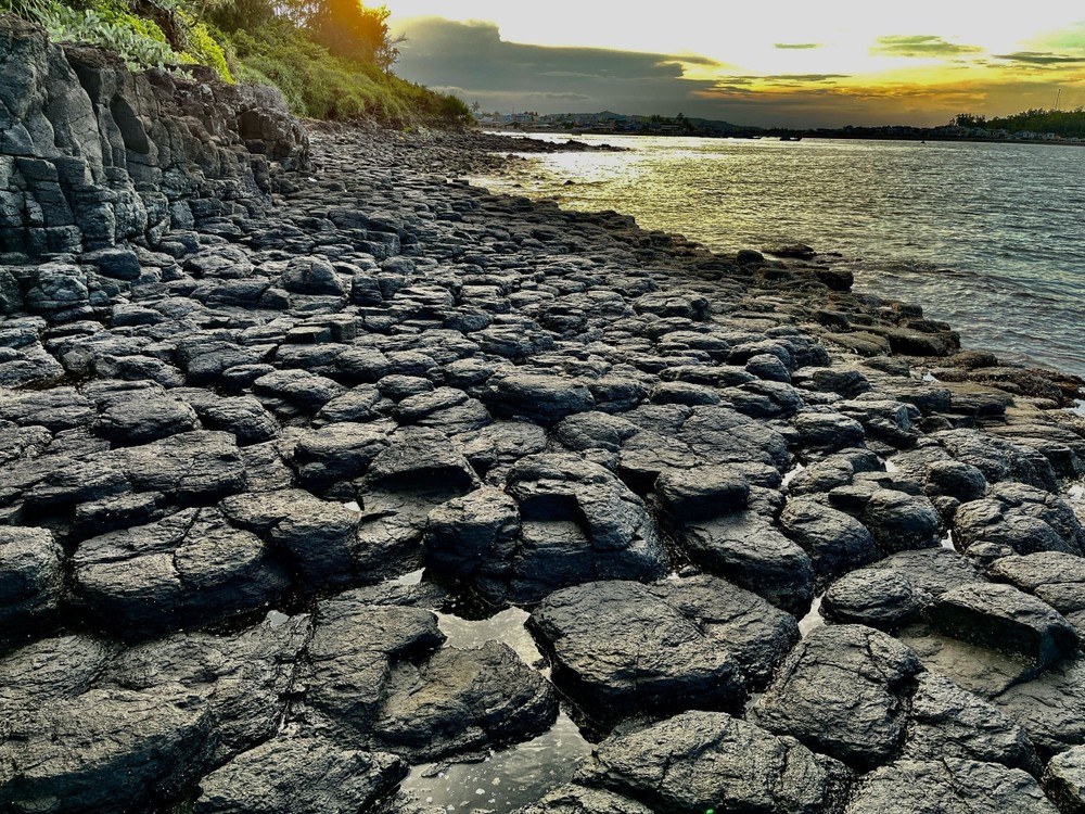 Thắng cảnh Gành đá “Thạch Ky Điếu Tẩu” gồm những cột đá có hình tròn, lăng trụ xếp chồng lên nhau, kéo dài từ bờ đất liền ra biển. Ảnh: Phạm Cường-TTXVN