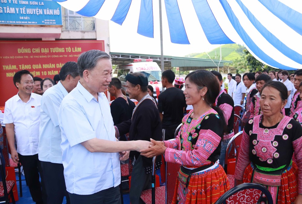 Đại tướng Tô Lâm, Bộ trưởng Bộ Công an thăm hỏi nhân dân huyện Vân Hồ, tỉnh Sơn La. Ảnh: TTXVN phát