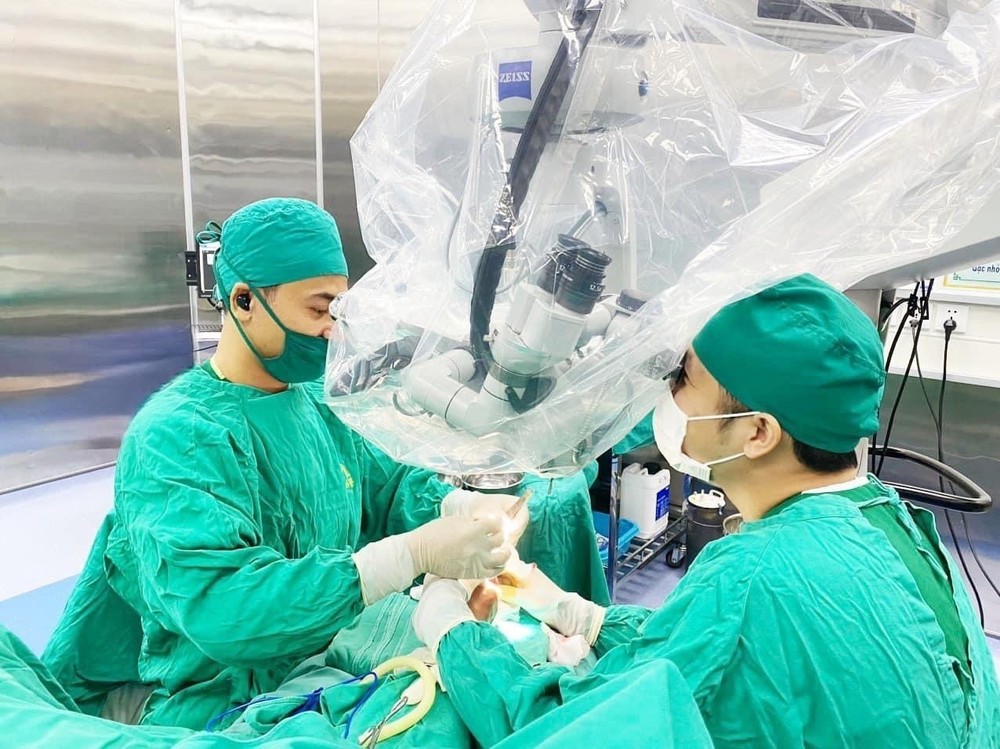 Ê-kíp bác sỹ bệnh viện Đa khoa tỉnh Thanh Hóa đã xuyên đêm tiến hành phẫu thuật nối cẳng chân đứt rời cho bệnh nhân bằng kính vi phẫu. Ảnh: TTXVN phát