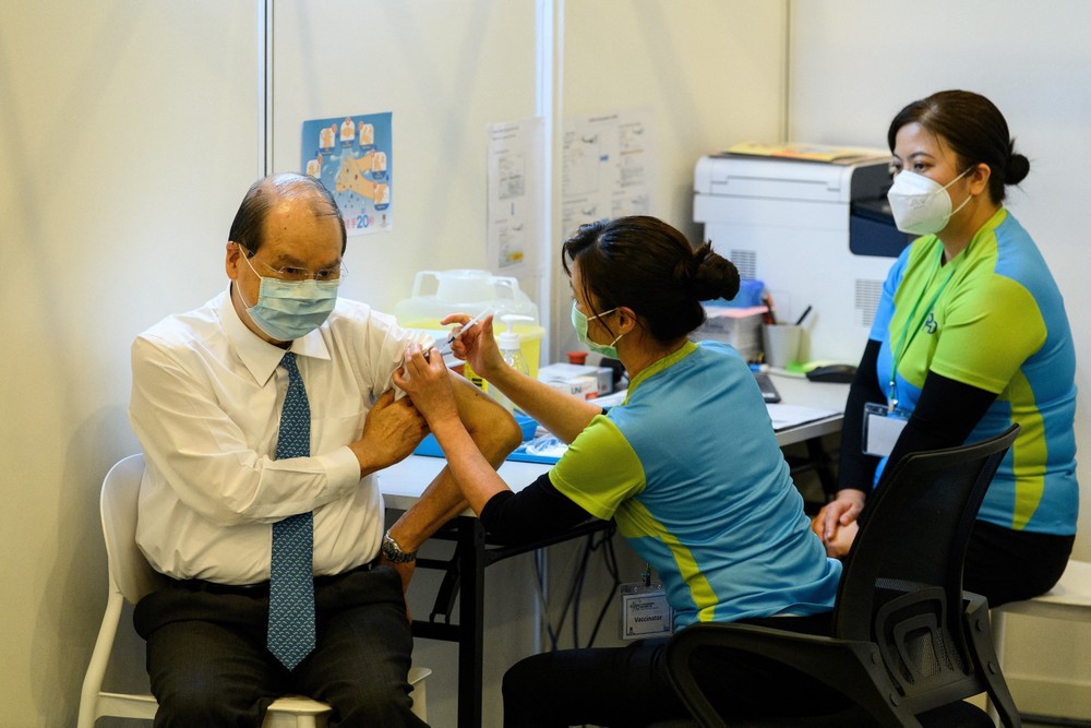 Một điểm tiêm vaccine ngừa COVID-19 tại Hong Kong, Trung Quốc. Ảnh: AFP/TTXVN