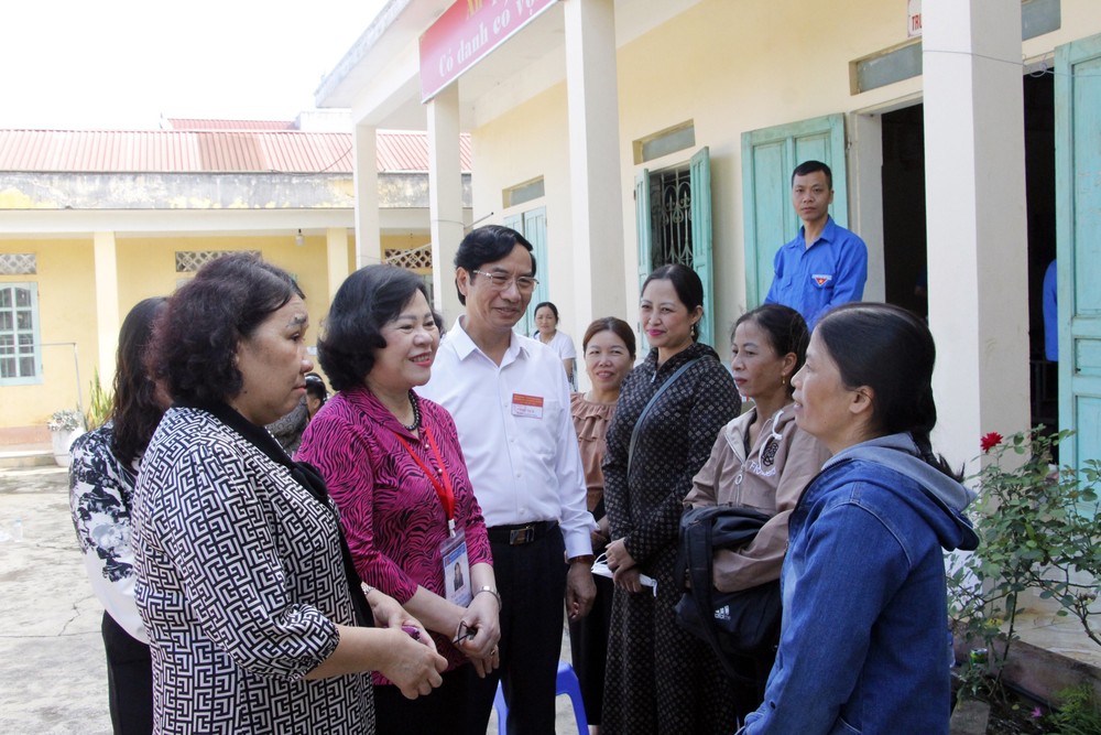 hứ trưởng Bộ Giáo dục và Đào tạo Ngô Thị Minh thăm hỏi, động viên phụ huynh tại điểm thi THPT Thảo Nguyên, huyện Mộc Châu. Ảnh: TTXVN phát