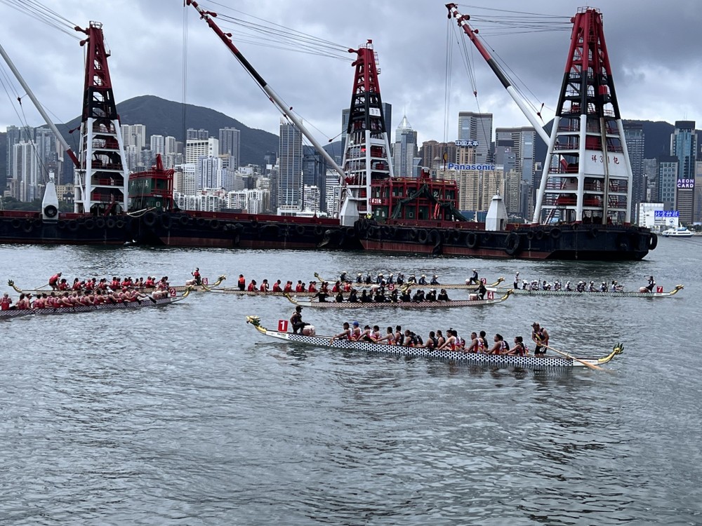 Các đội tham gia đua Thuyền Rồng tại cảng Victoria (Hong Kong). Ảnh: Mạc Luyện-PV TTXVN tại Hong Kong