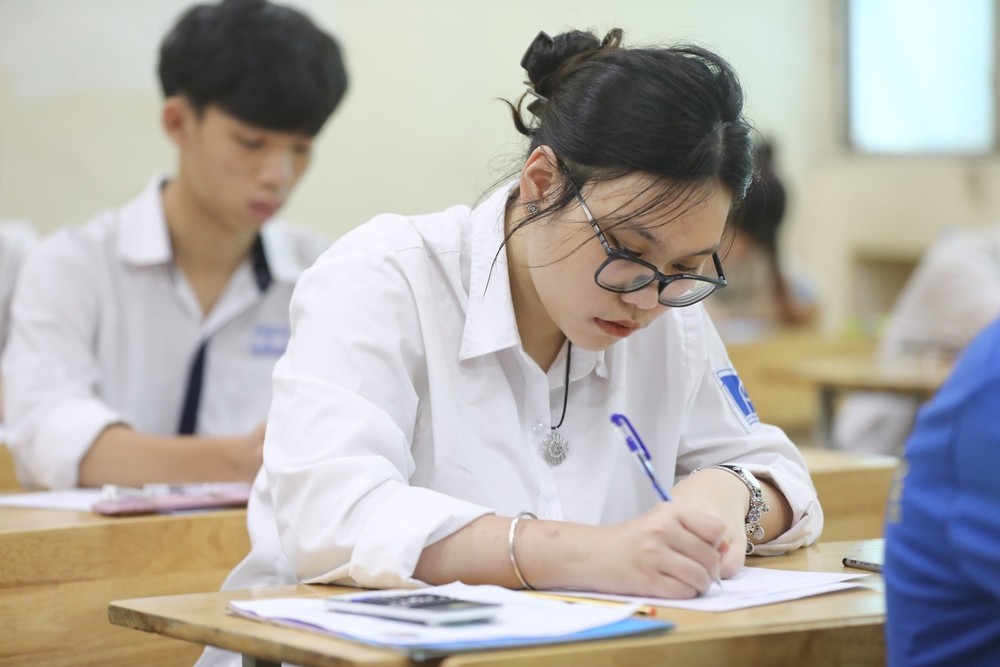 Thí sinh chuẩn bị làm bài thi tổ hợp Khoa học tự nhiên tại điểm thi trường THPT Nguyễn Trãi (Hà Nội). Ảnh: Minh Quyết - TTXVN