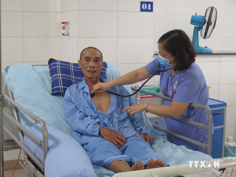Bệnh nhân Dương Công Dũng đã ổn định sức khoẻ sau khi được điều trị. Ảnh: Quân Trang-TTXVN
