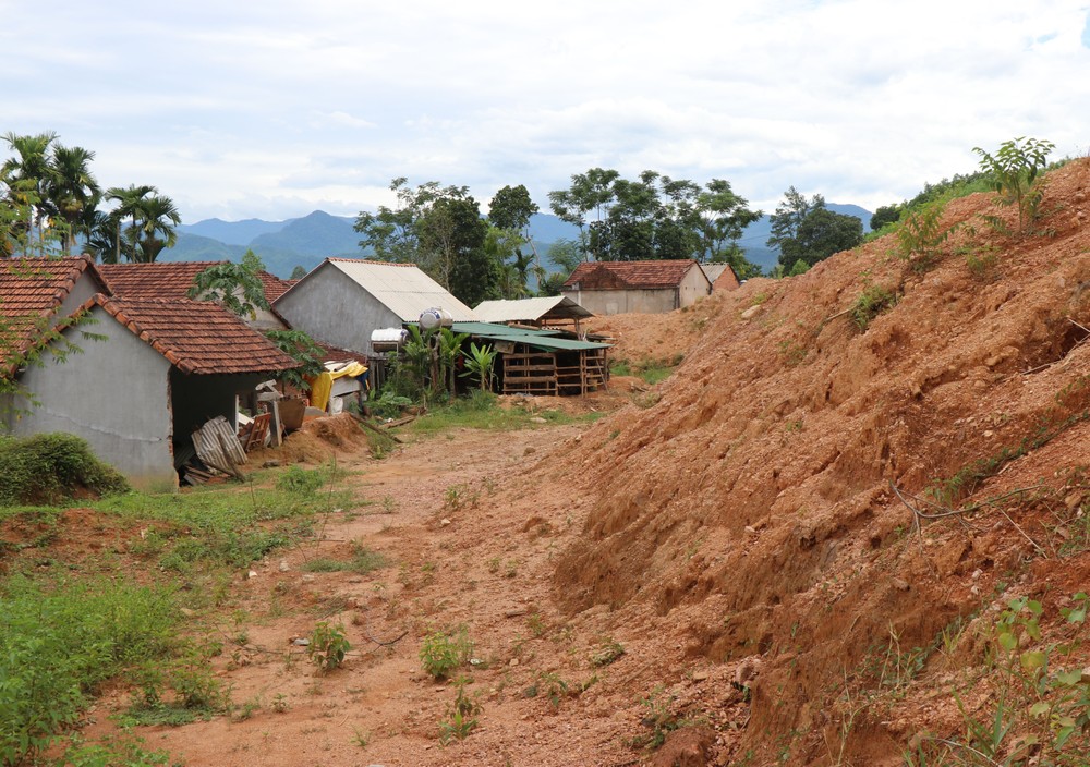 Tổ dân phố làng Dầu, thị trấn Di Lăng, huyện Sơn Hà (Quảng Ngãi) có 7 hộ với 21 nhân khẩu thường xuyên bị sạt lở núi đe dọa. Ảnh: Phạm Cường-TTXVN