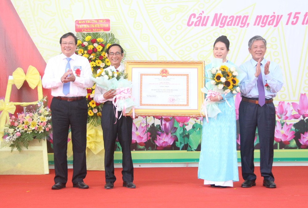 Trà Vinh công bố huyện Cầu Ngang đạt chuẩn nông thôn mới