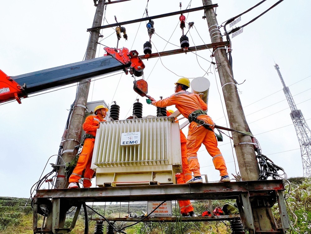Điện lực Tân Uyên (Lai Châu) thay máy biến áp phục vụ chống quá tải. Ảnh: Nguyễn Oanh – TTXVN