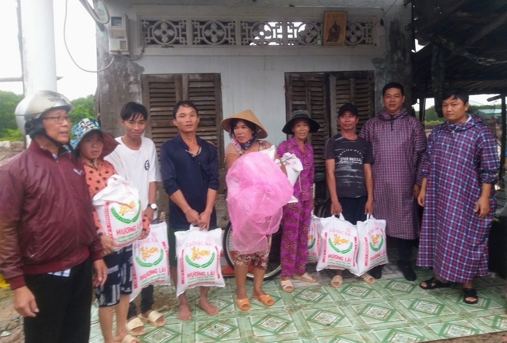 Đảng uỷ, UBND xã Vĩnh Hậu, huyện Hòa Bình, tỉnh Bạc Liêu hỗ trợ gạo cho các hộ gia đình bị lốc xoáy làm tốc mái nhà. Ảnh: TTXVN phát