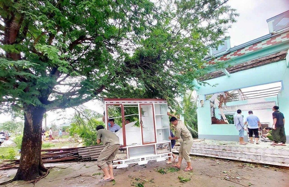Cà Mau: Nhiều nhà dân bị sập, tốc mái do dông lốc