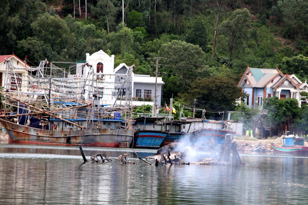 Nghệ An: Ngư dân "trắng tay" sau hỏa hoạn ở cảng cá Lạch Quèn