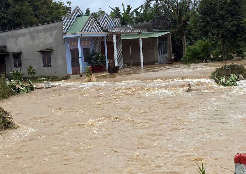 Mưa khiến nhiều tuyến phố ở huyện Đạ Huoa, Lâm Đồng bị ngập nặng. Ảnh: TTXVN phát