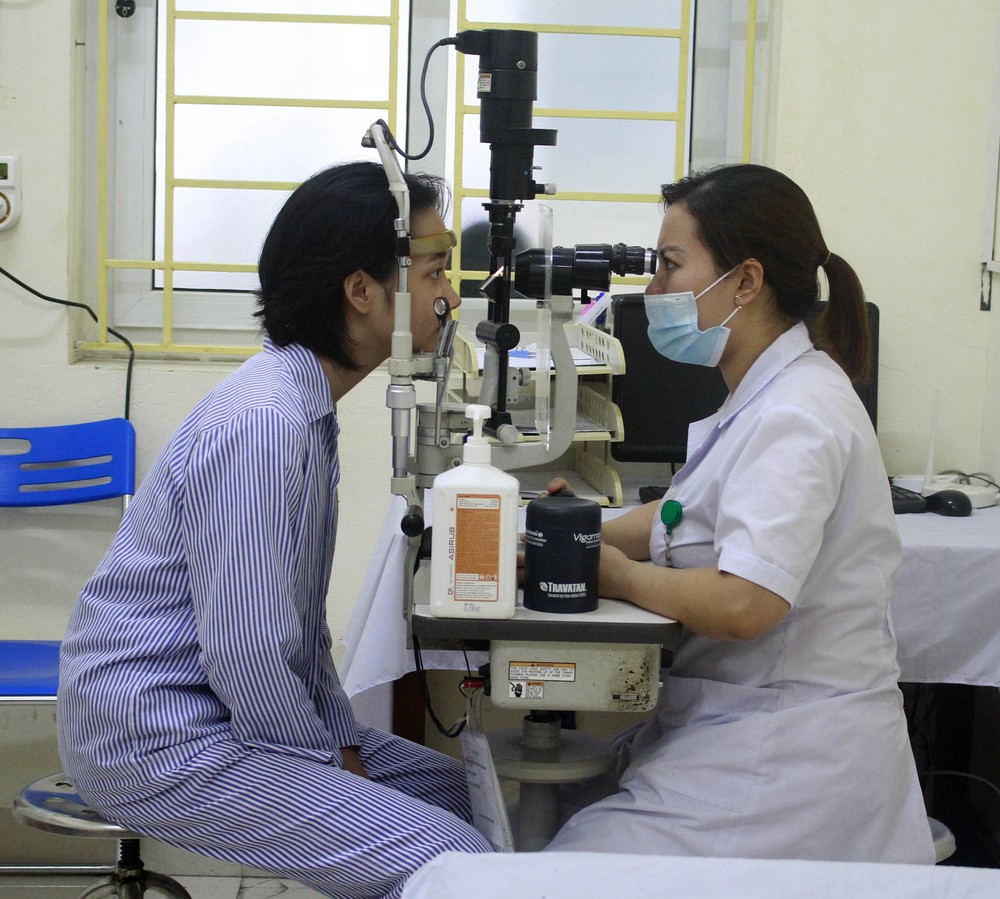 Bệnh nhân đang được điều trị tại Bệnh viện Mắt Ninh Bình. Ảnh: Thùy Dung - TTXVN