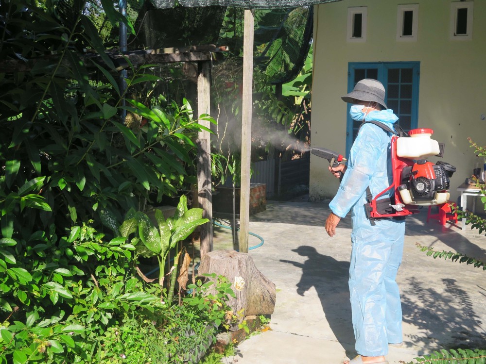 Lực lượng y tế phun hóa chất diệt muỗi tại khu dân cư. Ảnh: Dư Toán – TTXVN