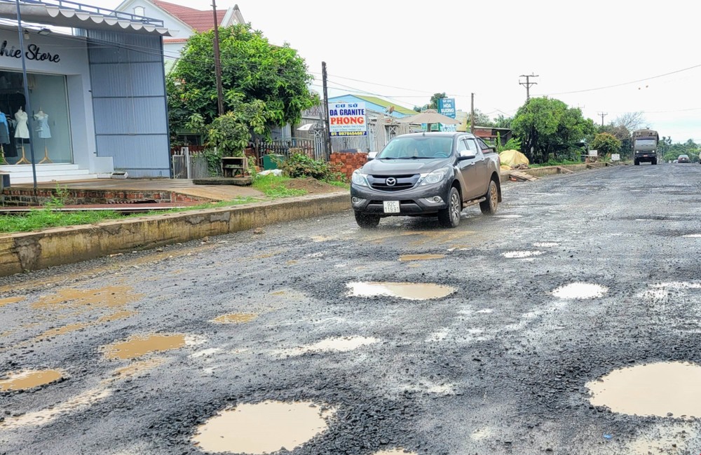 Nhiều điểm trên tuyến Quốc lộ 19 thi công mất an toàn giao thông. Ảnh: Hoài Nam - TTXVN