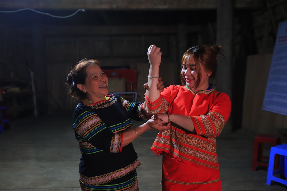 Bà Y Lim truyền dạy các động tác múa của dân tộc Xê-đăng cho thế hệ trẻ. Ảnh: Trí Trung