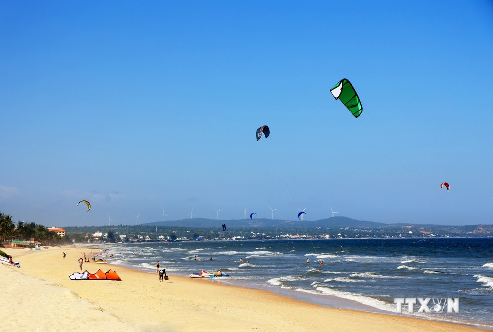 Lướt ván diều trên bãi biển Mũi Né - môn thể thao biển được khách quốc tế yêu thích khi nghỉ dưỡng tại Mũi Né, thành phố Phan Thiết, tỉnh Bình Thuận. Ảnh: Hồng Đạt - TTXVN