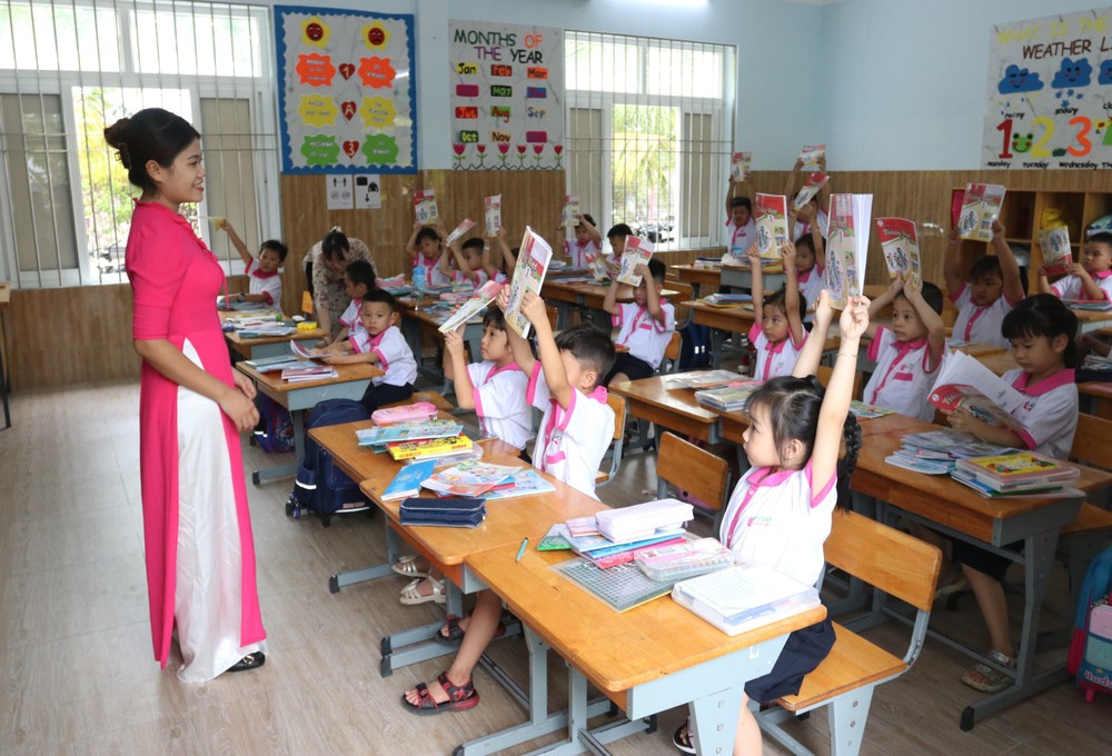 Học sinh lớp 1 Trường liên cấp Hoa Sen (thành phố Phan Rang – Tháp Chàm) tập trung chuẩn bị cho năm học mới 2023 - 2024. Ảnh: Nguyễn Thành – TTXVN