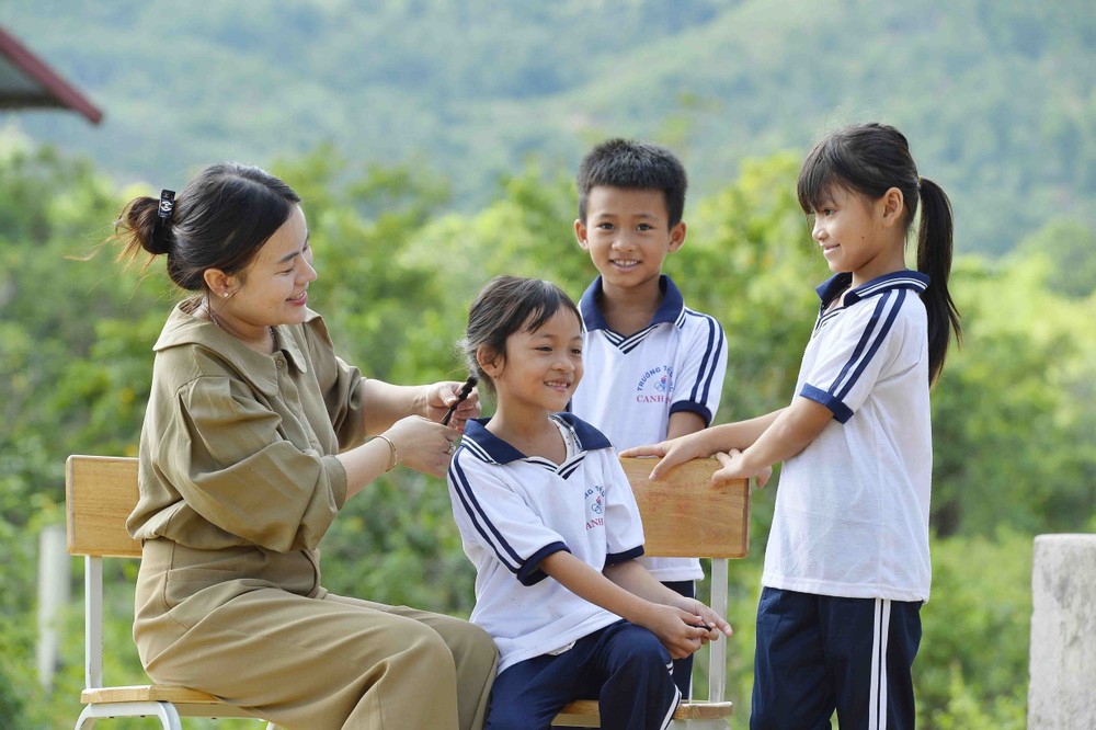 Niềm vui của cô và trò Trường Tiểu học xã Canh Liên- Điểm trường làng Chồm, huyện Vân Canh. Ảnh: Minh Đức – TTXVN