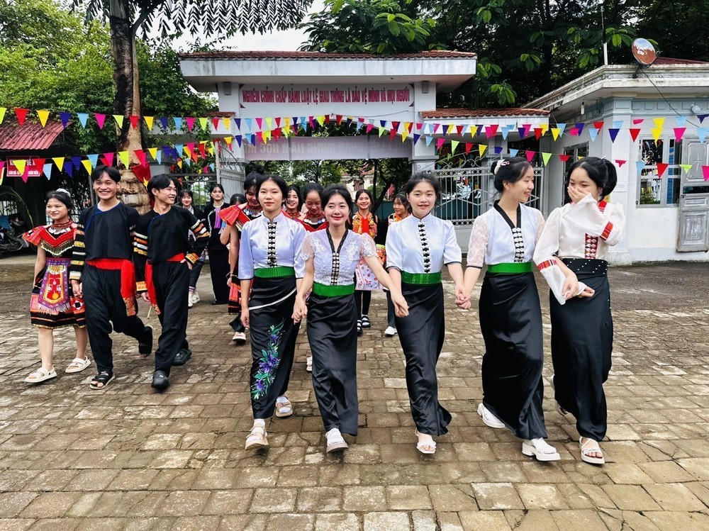 Học sinh các dân tộc trên địa bàn tỉnh Lai Châu phấn khởi dự lễ khai giảng năm học mới. Ảnh: TTXVN phát
