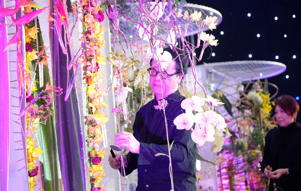 Các nghệ nhân quốc tế biểu diễn cắm hoa nghệ thuật trong chương trình Khai mạc. Ảnh: Nguyễn Dũng – TTXVN