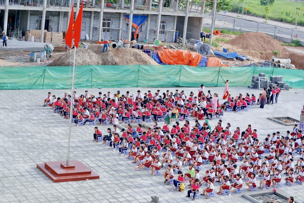 Học sinh Trường Tiểu học Suối Trầu trong buổi sinh hoạt dưới cờ đầu tiên tại ngôi trường mới. Ảnh: TTXVN phát