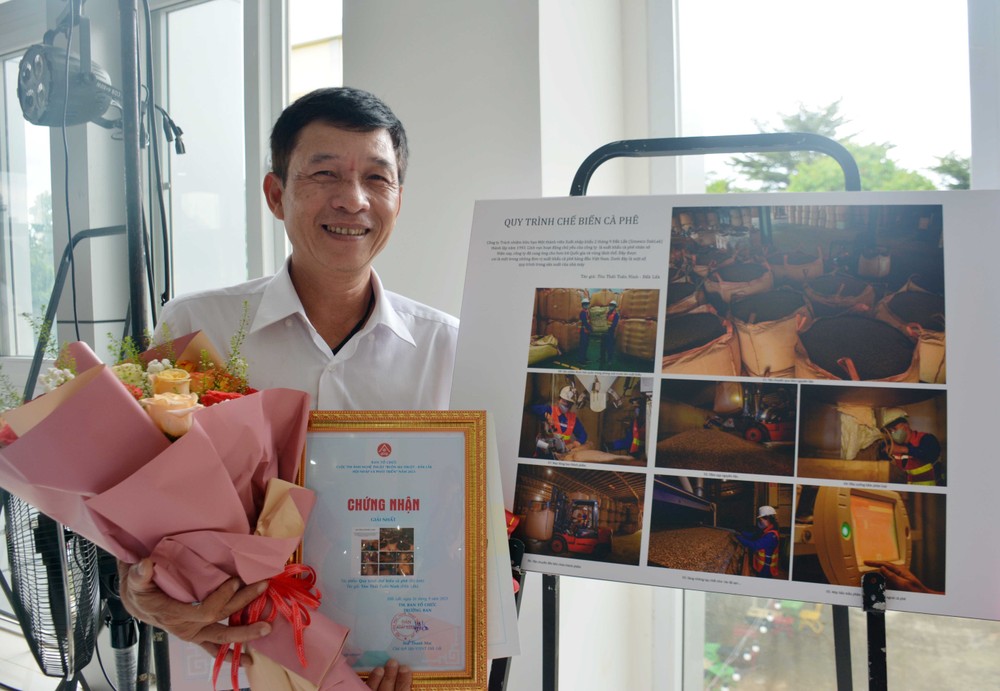 Nghệ sĩ nhiếp ảnh Tôn Thất Tuấn Ninh (huyện Lắk, tỉnh Đắk Lắk) đoạt giải Nhất với bộ ảnh “Quy trình chế biến cà phê”. Ảnh: Hoài Thu – TTXVN